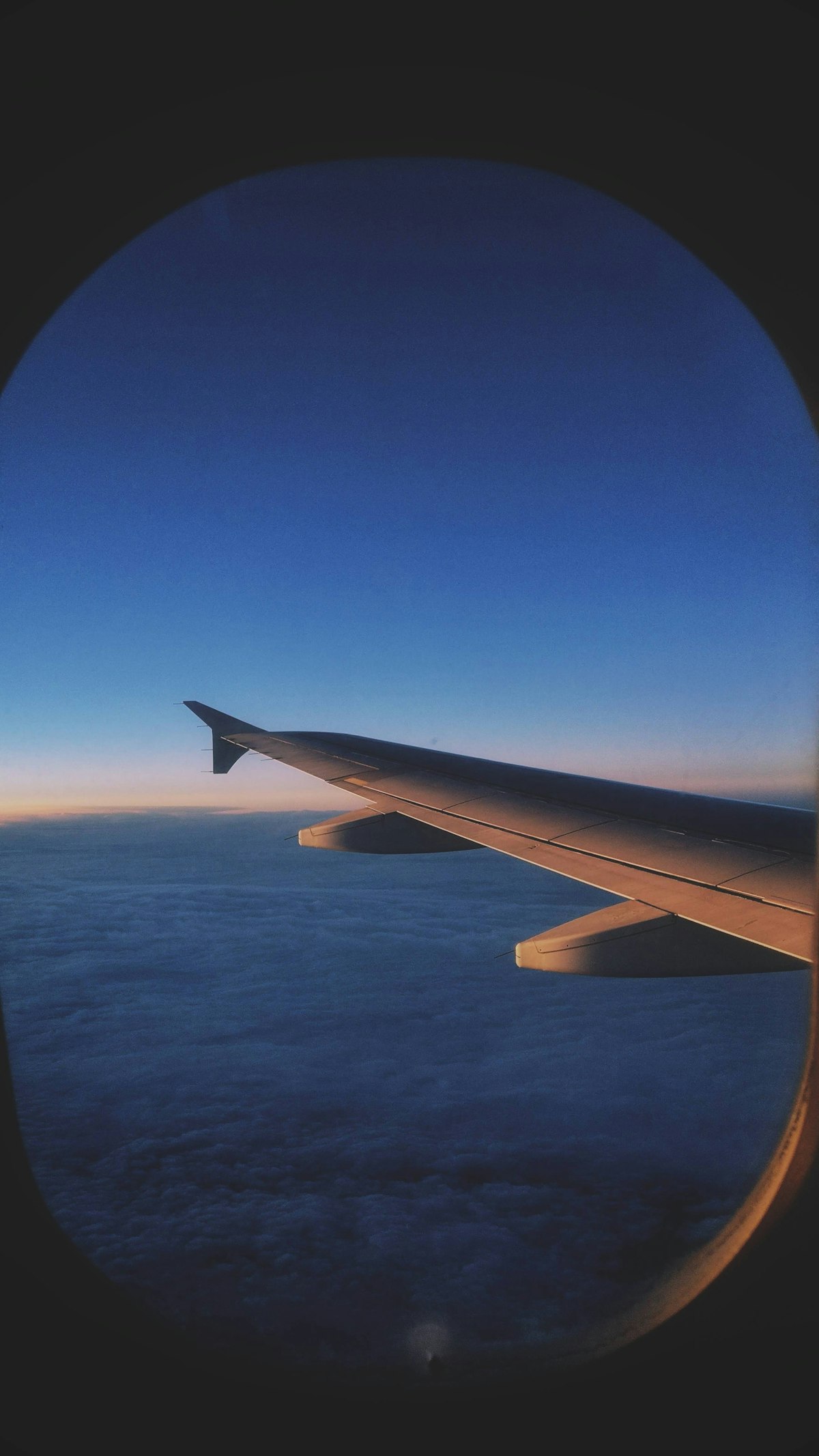 飛行機から見た雲海と旅程のイメージ