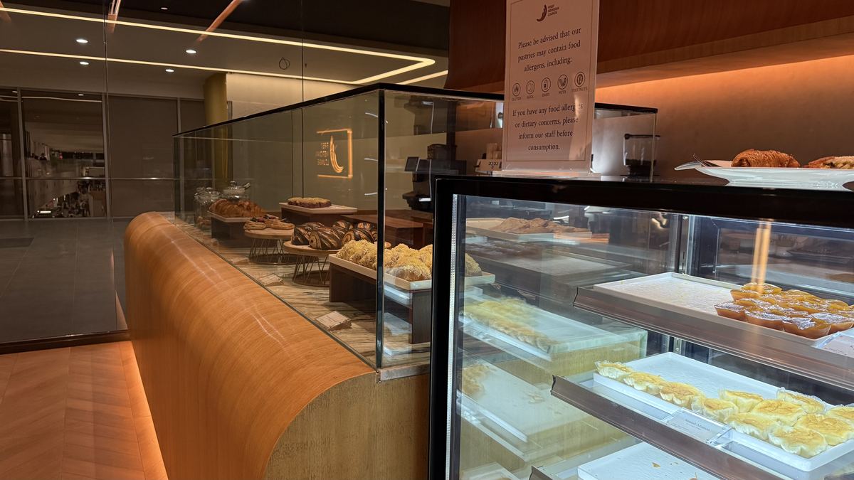 マニラ空港のFirst Meridian Loungeのペストリー陳列。クロワッサンやデニッシュがガラスケースに並んでいる