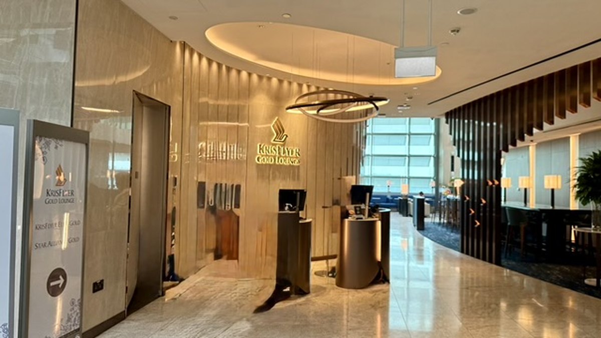 シンガポール・チャンギ空港のKrisFlyer Gold Loungeの入口。金色のロゴサインと受付が見える