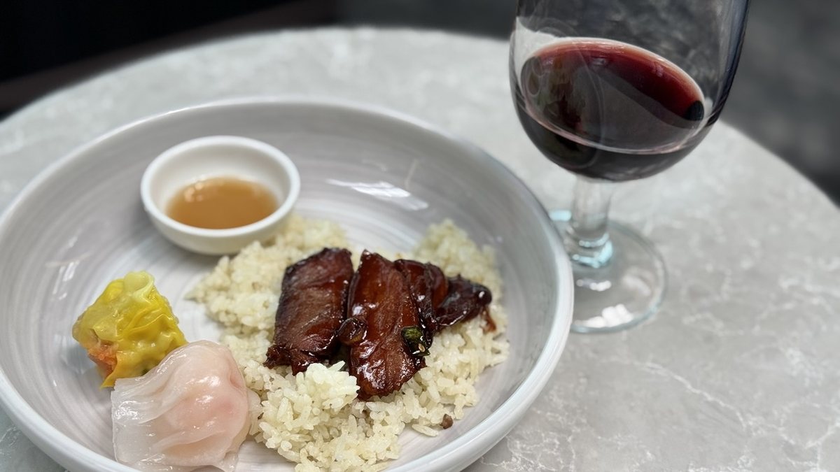 シンガポール航空KrisFlyer Gold Loungeでいただいたチャーシューご飯と点心、グラスワイン
