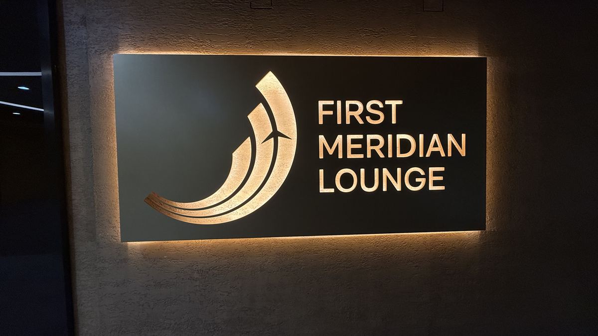 マニラ空港ターミナル3のFirst Meridian Loungeの入口に掲げられた金色のロゴサイン