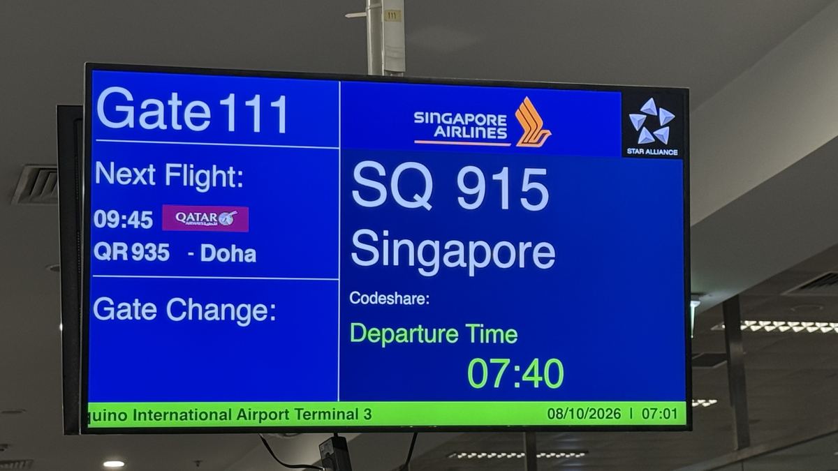 マニラ空港ターミナル3のゲート111の案内表示。SQ915シンガポール行き、出発時刻7時40分と表示されている
