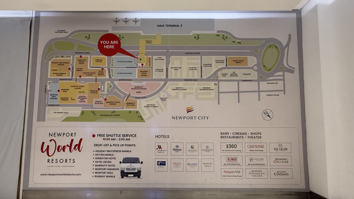 マニラ空港ターミナル3に隣接するNewport World Resortsの案内図。周辺ホテルの配置と、無料シャトルが午前10時から翌午前2時まで運行することが記されている