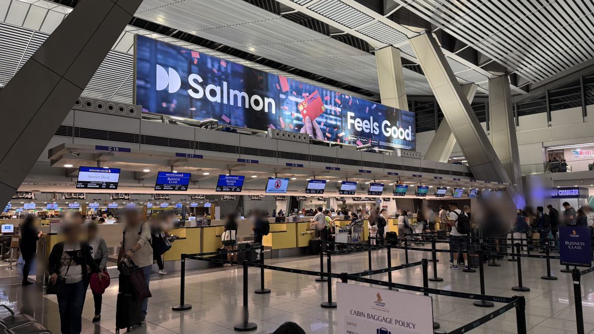 マニラ空港ターミナル3のシンガポール航空チェックインカウンター。SQ915シンガポール行き、ゲート111、7時40分発の表示が出ている