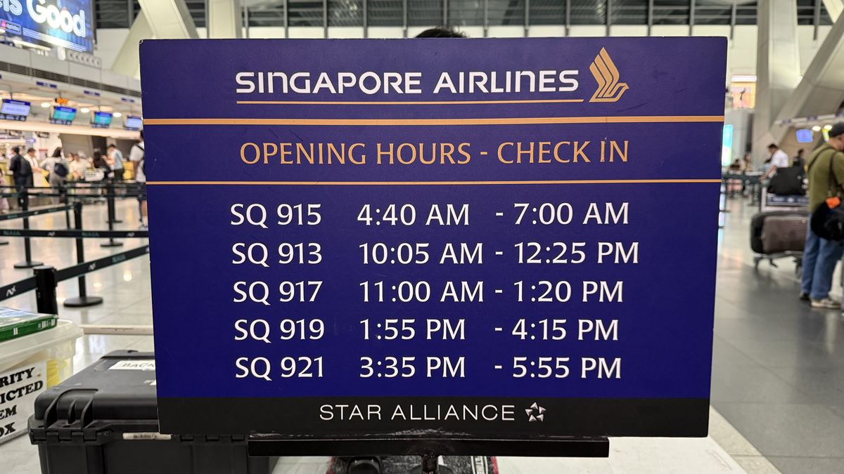 マニラ空港ターミナル3に置かれたシンガポール航空の案内板。SQ915のチェックインが4時40分から7時00分までと表示されている