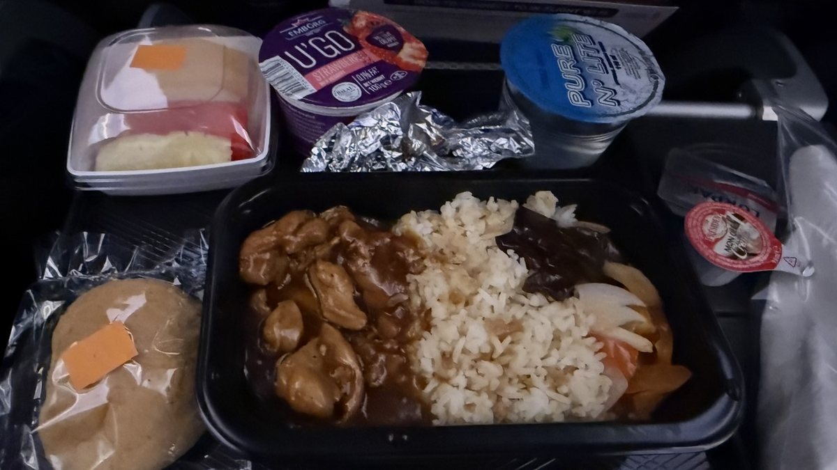 SQ915便の機内食。チキンのカレー煮込みとライス、ヨーグルト、パン