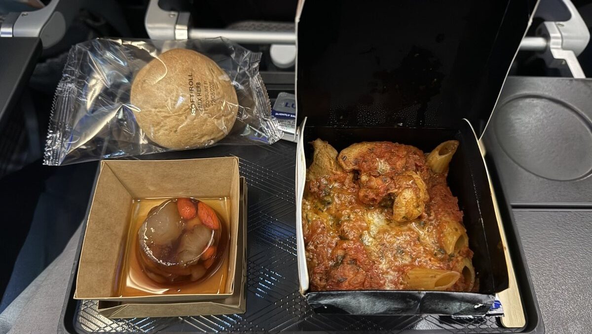 SQ944便の機内食。トマトソースのパスタグラタンとゼリーデザート、ソフトロール