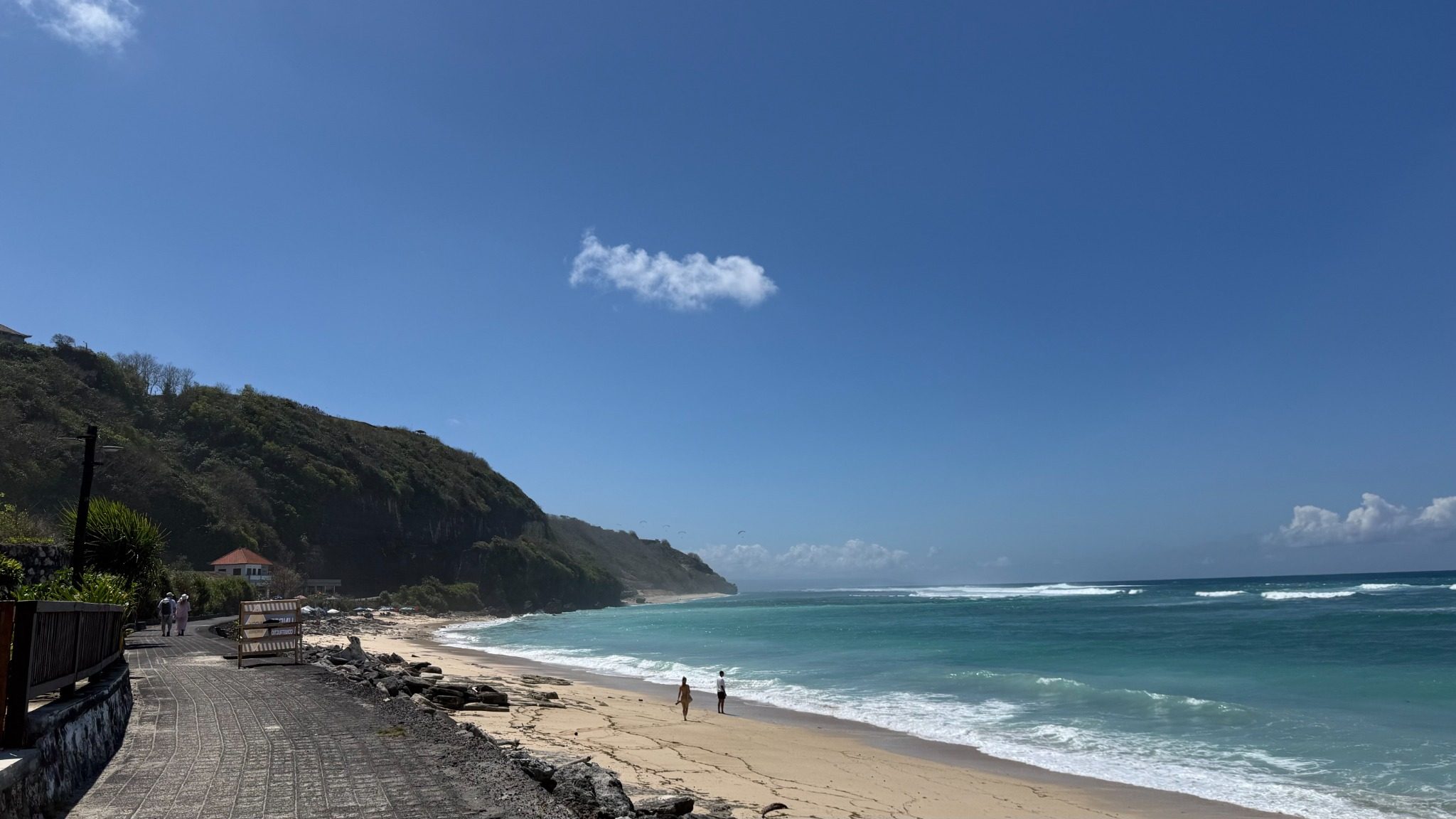 パンダワ・ビーチの青い海。この日は波が強く、海には入りませんでした