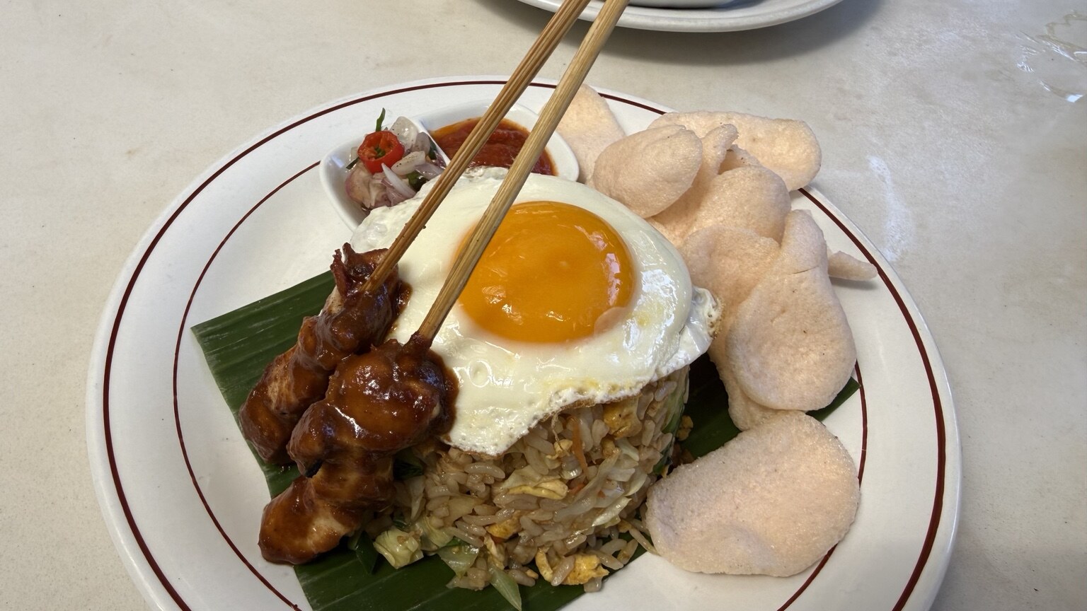 Bebek Tepi Sawahのナシゴレン。目玉焼きと串焼きが添えられている
