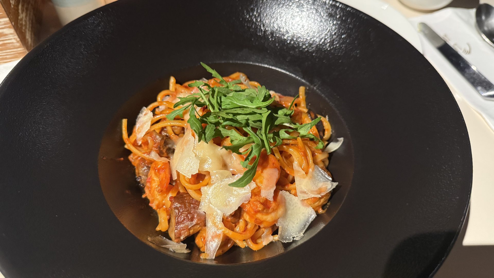 Clay Craftの夕食、エビとトマトのパスタ