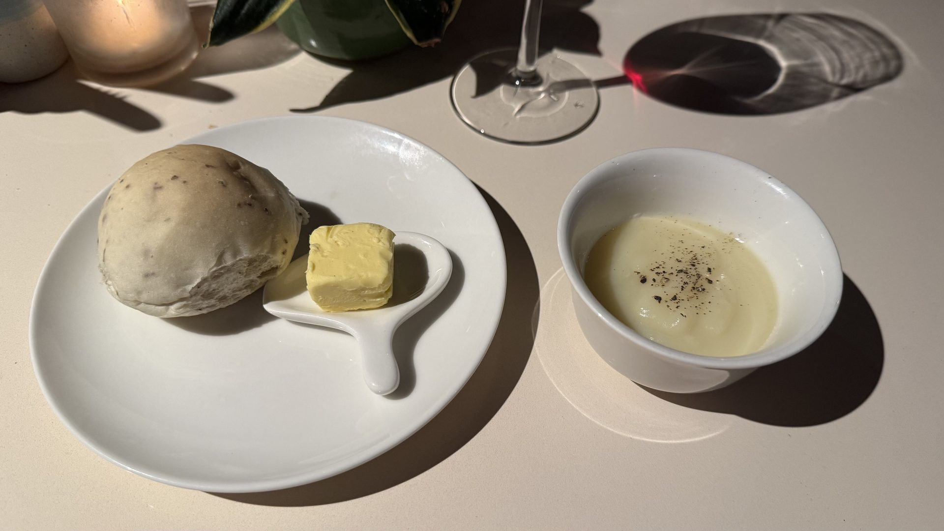 Clay Craftの夕食、パンとバター、カップに入ったスープ