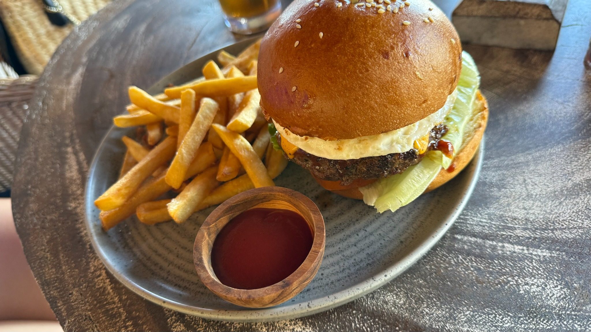 屋根のあるテーブルに移って、ハンバーガーのランチ